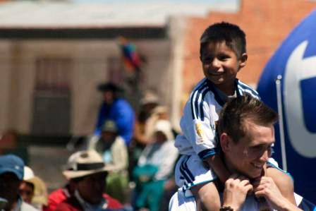 Entrenador ESDFRM con niño Alalay